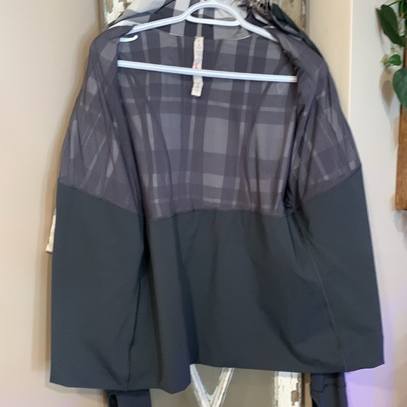 Rare Find Size 12 Lululemon Seek The Peek Running Jacket! - Picture 12 of 13